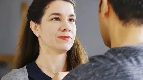 Elizabeth talking to Ricardo