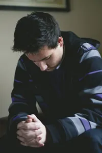 mladý muž se modlí