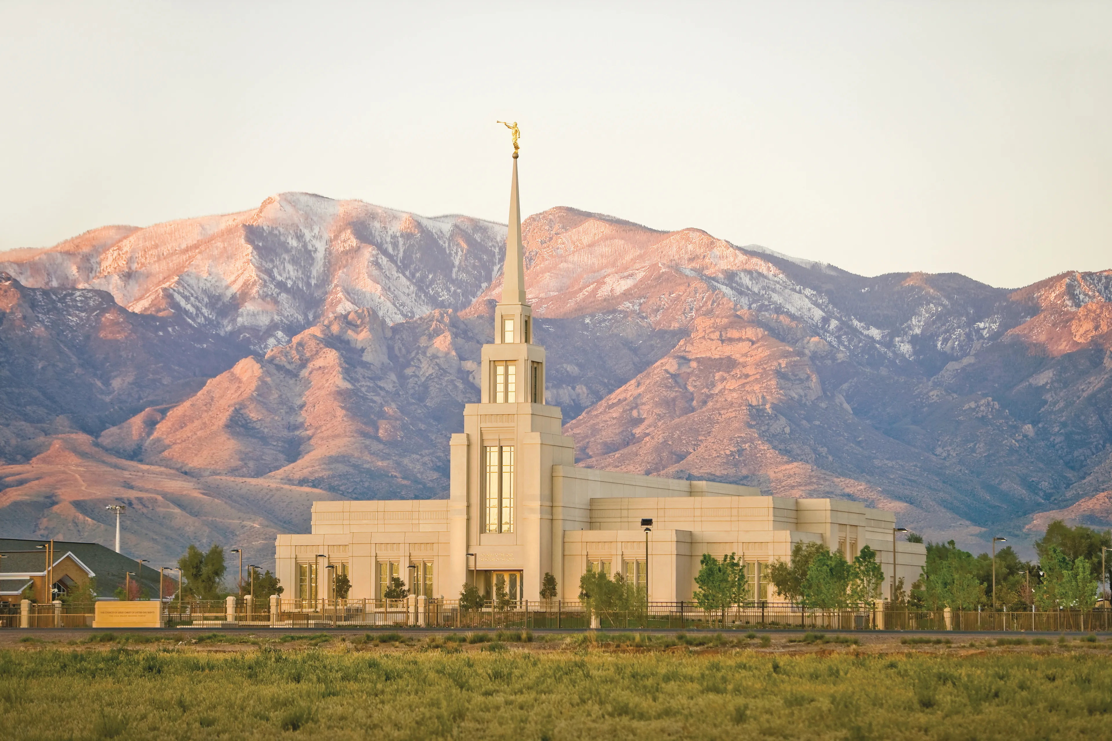 El Templo de Gila Valley, Arizona, con un gran grupo de montañas al fondo.
