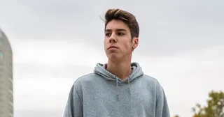 ung mand ser neutral ud