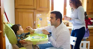 usa ka bana ug asawa nga nagtambayayong sa pagtrabaho diha sa kusina