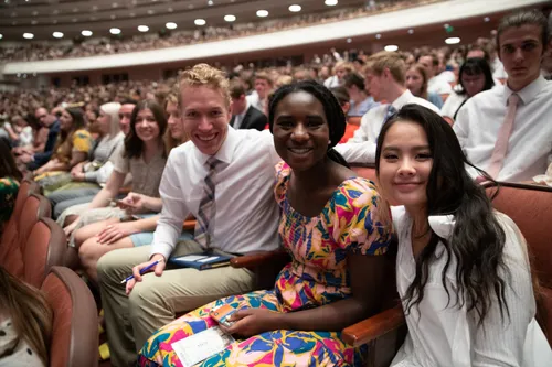 2022年5月15日星期日，年轻成人聚集在盐湖城会议中心，聆听罗素·纳尔逊会长和他的妻子温蒂·纳尔逊姊妹的演讲。