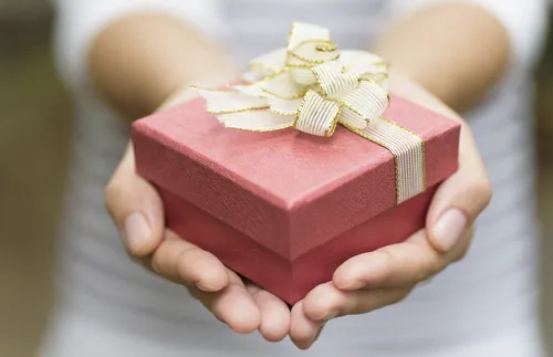 hands holding a gift