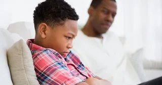 화가 난 상태로 소파에 푹 눌러앉은 십 대