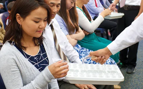 batan-ong babaye nga nag-ambit sa sakramento