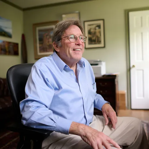 坐在居家辦公室裡的男子