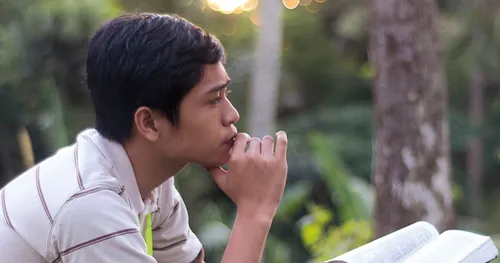 batan-on nga namalandong samtang nagtuon sa mga kasulatan