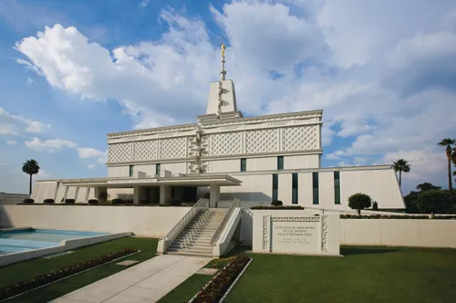 Vista da entrada do Templo da Cidade do México México em um dia parcialmente nublado.