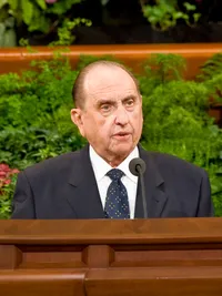 站在講台上的多馬·孟蓀會長