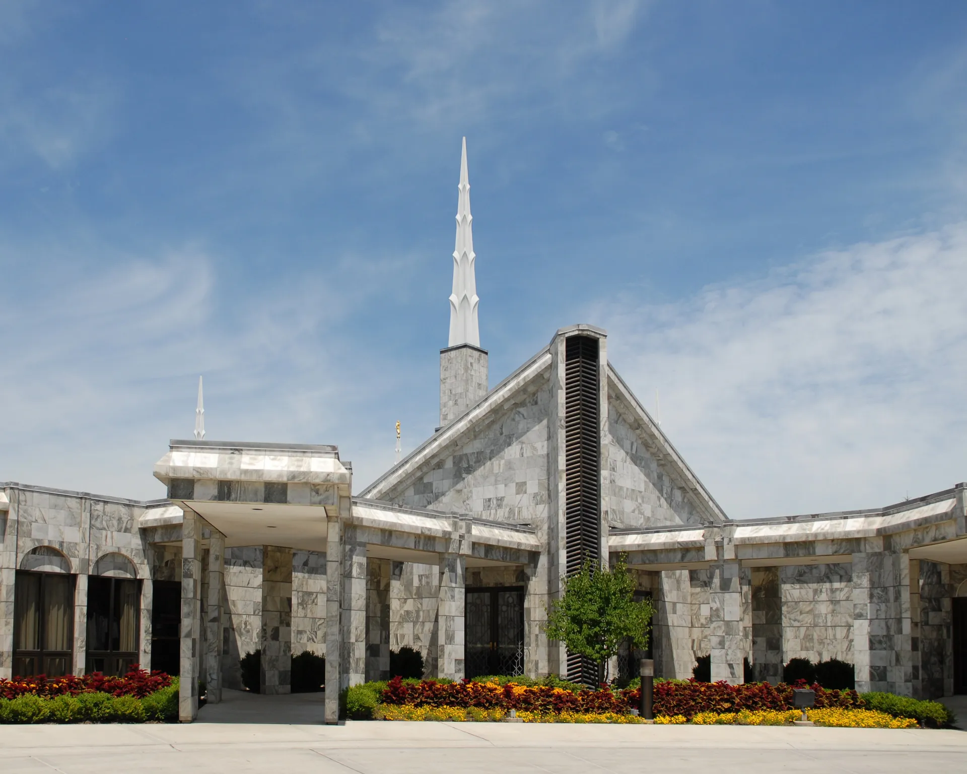 A view of the entrance to the Chicago Illinois Temple.