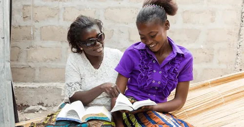 母女在研讀經文