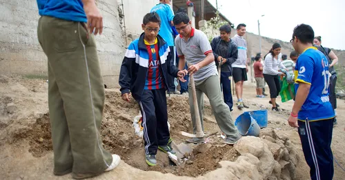 grup duke gërmuar dheun