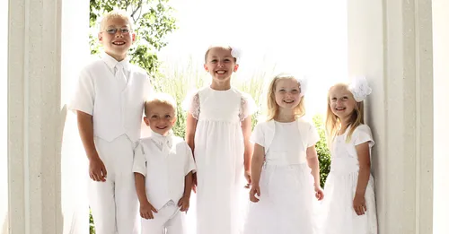 fëmijë me veshje të bardha