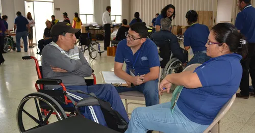 njerëz duke biseduar