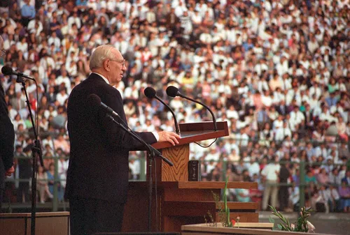 Pres. Hinckley speaking in Santiago