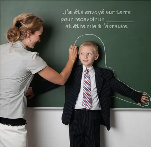 instructeur traçant la silhouette d’un enfant au tableau