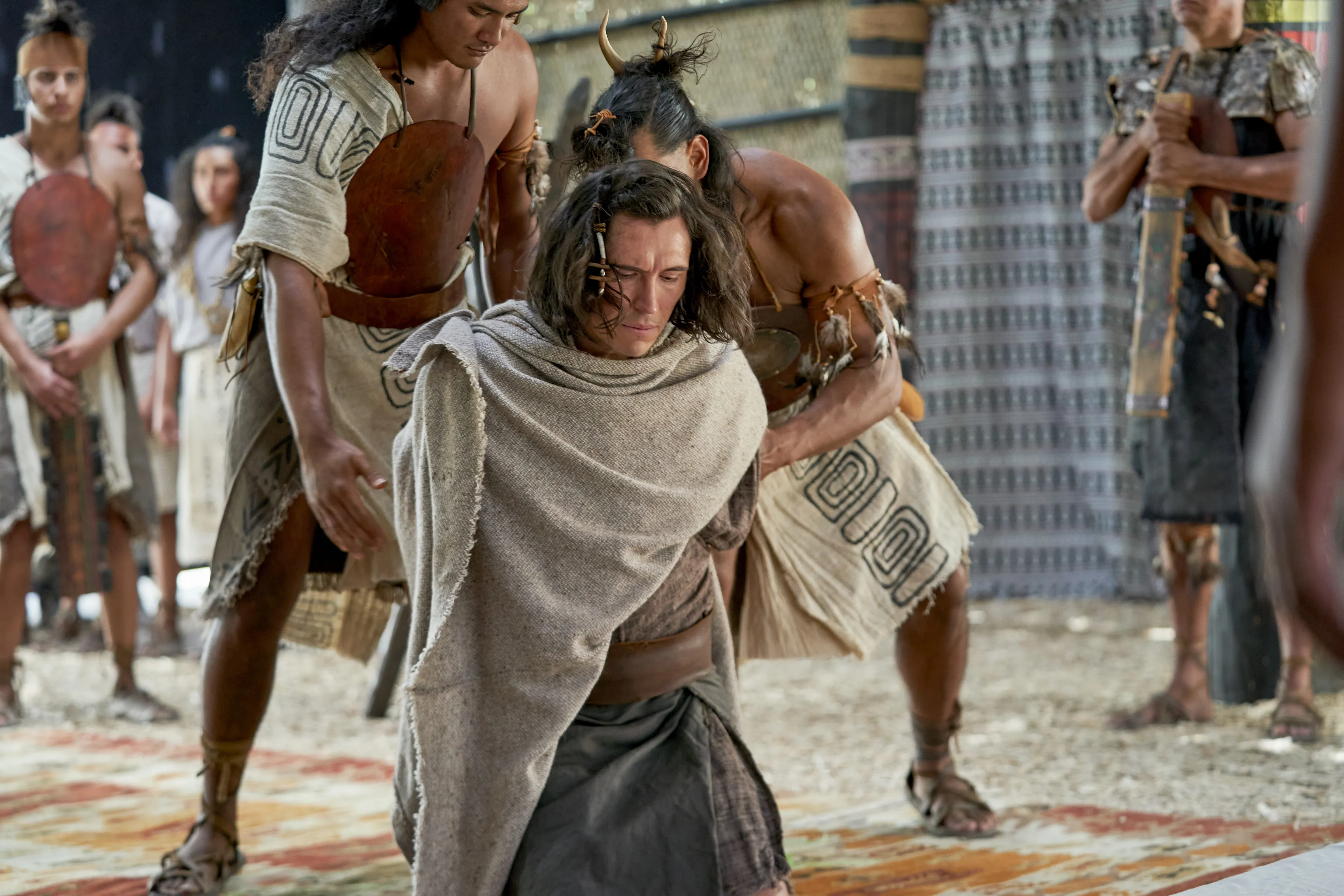 Ammon, son of Mosiah, is forced to kneel before King Lamoni in the land of Ishmael.