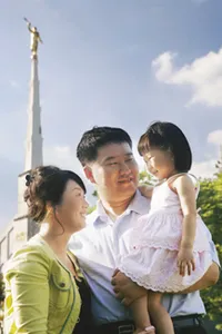 韓国ソウル神殿の前に立つ韓国人家族