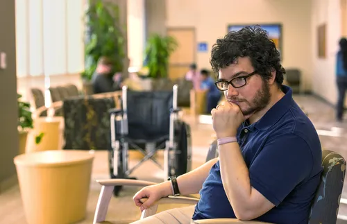 ein Mann sitzt auf einem Stuhl