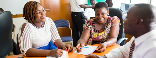 un hombre y dos mujeres en una reunión