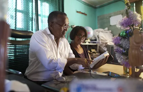 couple reading the Book of Mormon