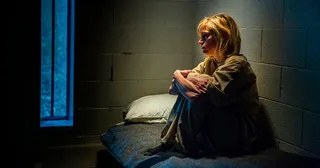 женщина в тюремной камере