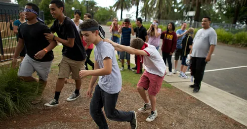 të rinj në ambient të jashtëm