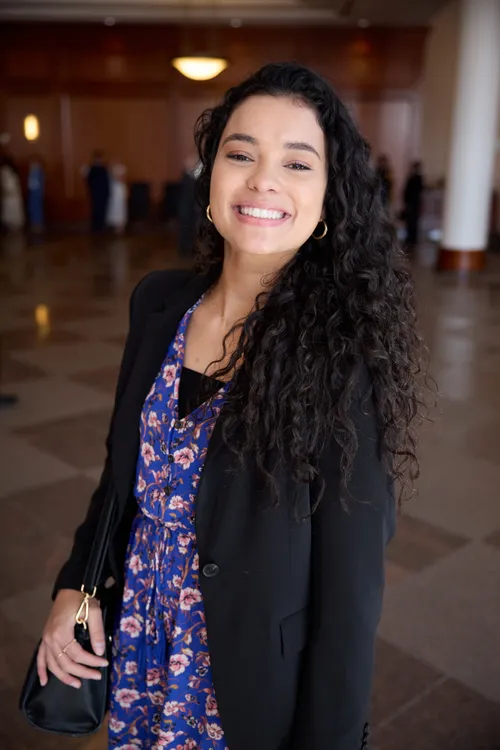 युवती महिला