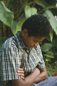 祈っている若い男性