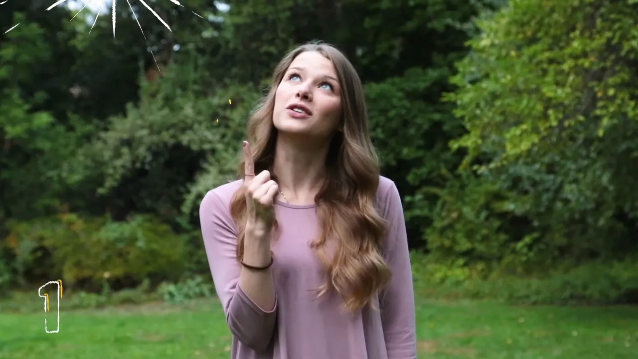 A woman explains tips to learn the Ten Commandments