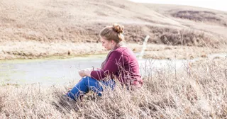 en ung vuxen som funderar