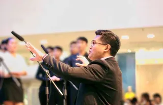 Зохиогчийн найрал дуу удирдаж буй гэрэл зураг