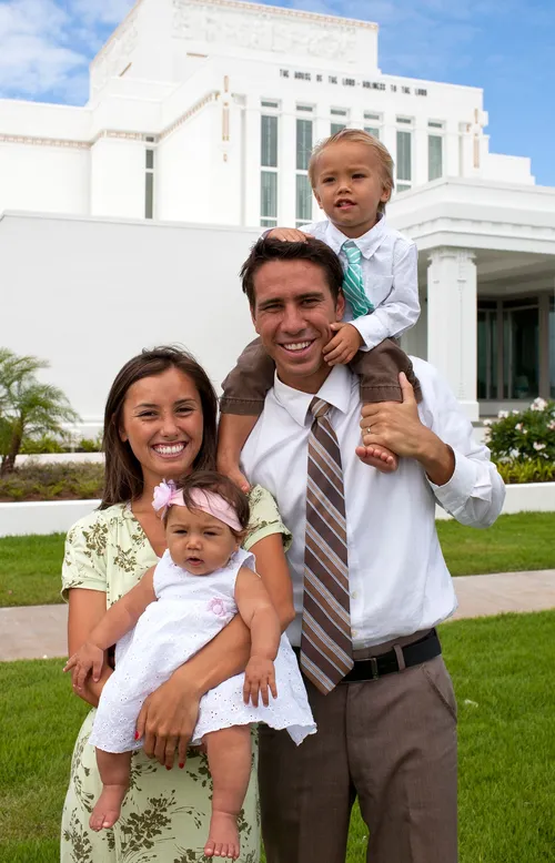 Umuryango imbere y’ingoro