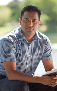 رجل خلف عجلة القيادة