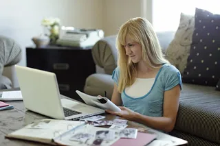 コンピューターを利用する女性