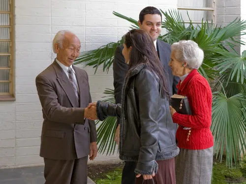 악수를 나누는 사람들