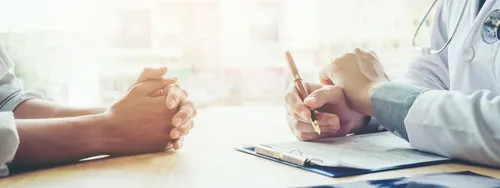 un médico y un paciente conversan