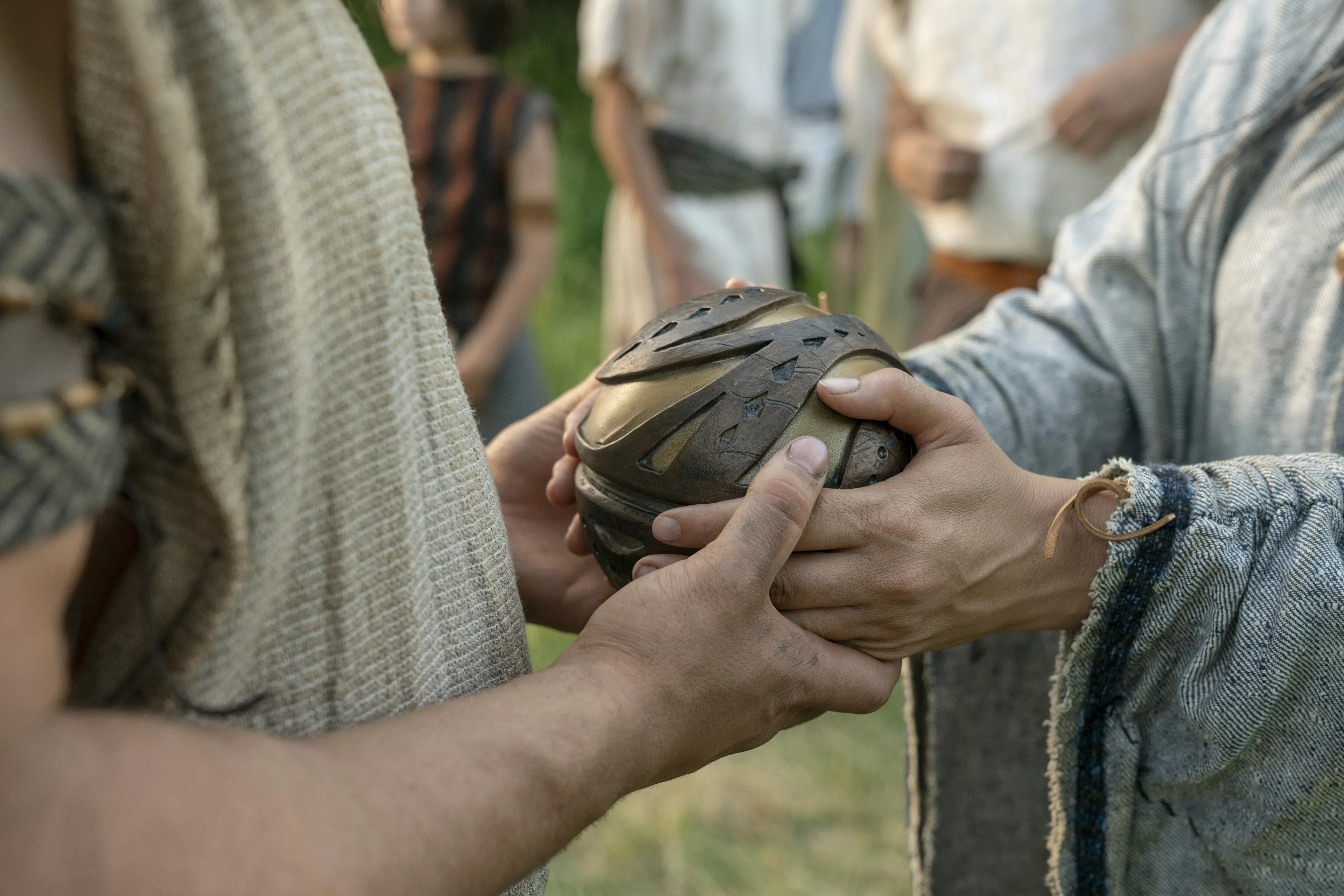 Sariah gives Nephi the Liahona at Lehi's funeral.