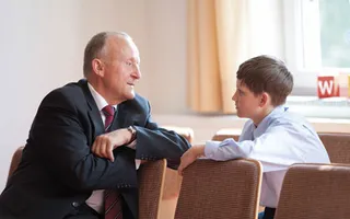 un homme et un jeune homme