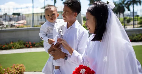 familje jashtë tempullit