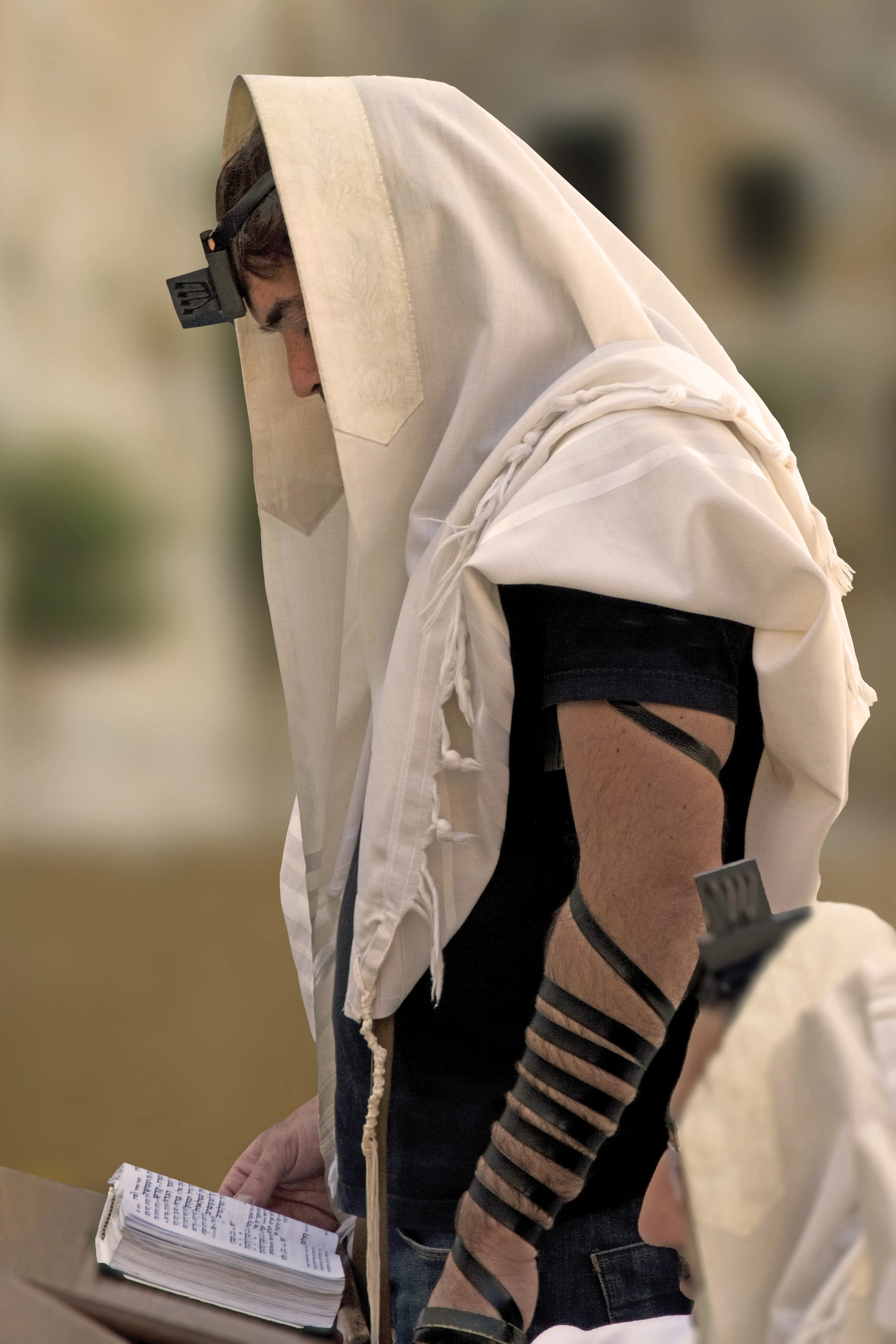 A man wearing phylacteries. © undefined ipCode 1.