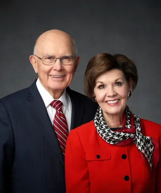 Official Portrait of President Dallin H. Oaks and Sister Kristen M. Oaks taken in 2018.