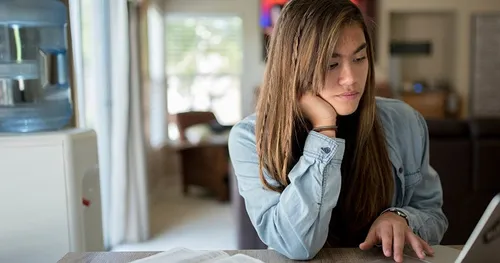 경전을 공부하는 청녀