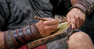 금판에 기록하고 있는 몰몬의 아들 모로나이