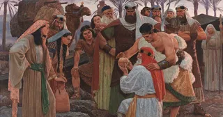 Lehi og hans familie ser på Liahonaen