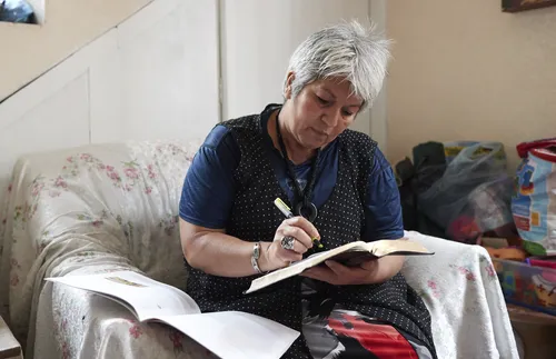 woman studying the scriptures