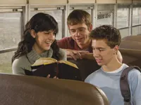 在校車上研讀經文的青少年