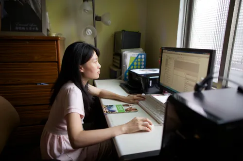 寫小冊子的男性