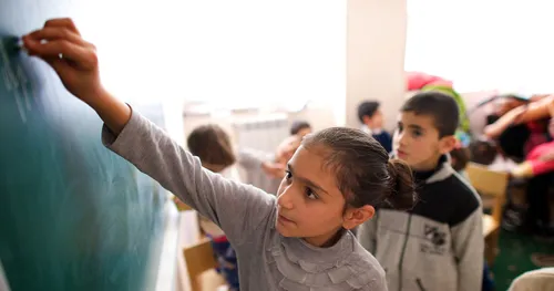 在課堂黑板上寫字的女孩