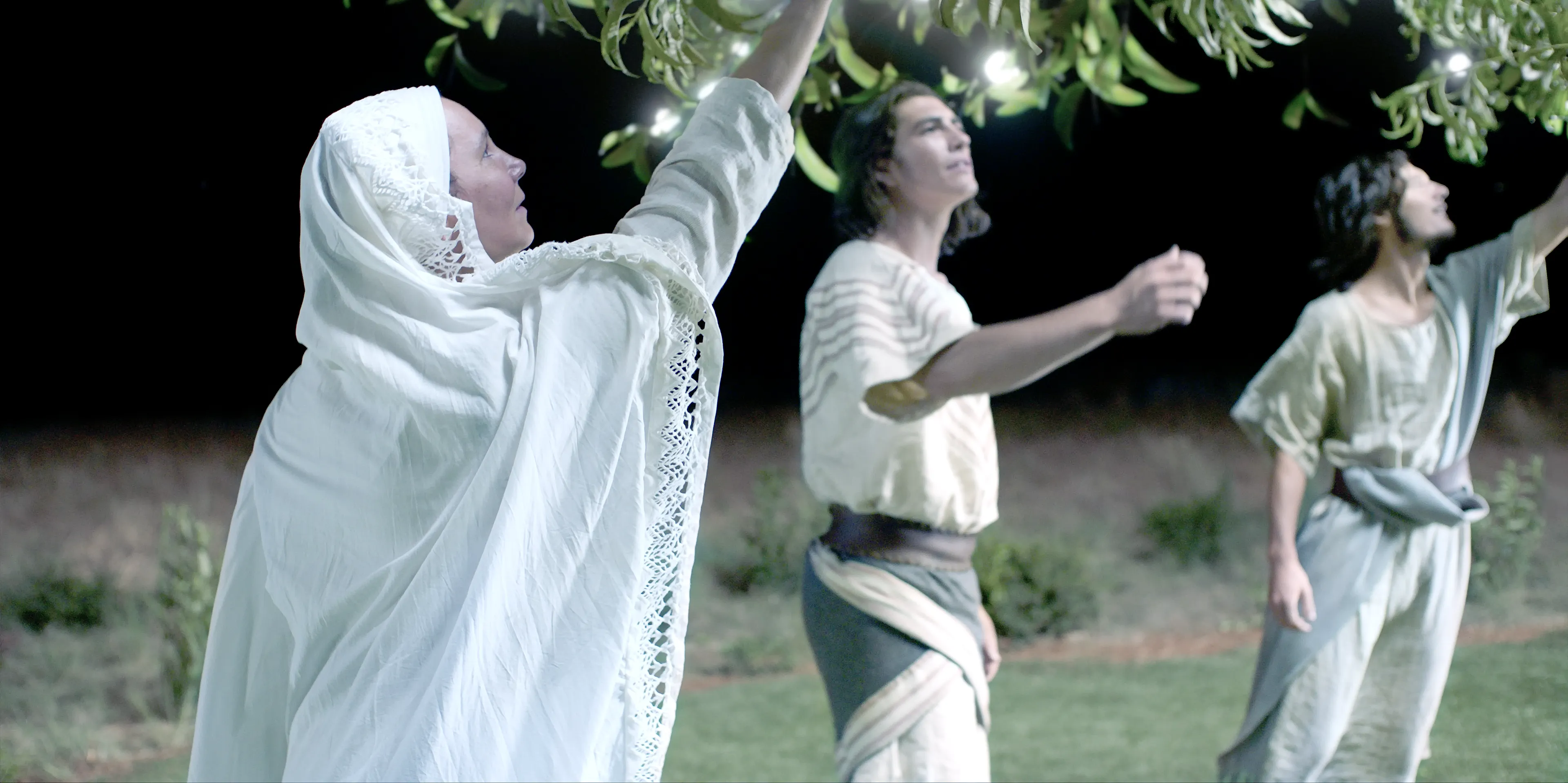Sariah, Nephi, and Sam reach for the fruit of the tree of life.